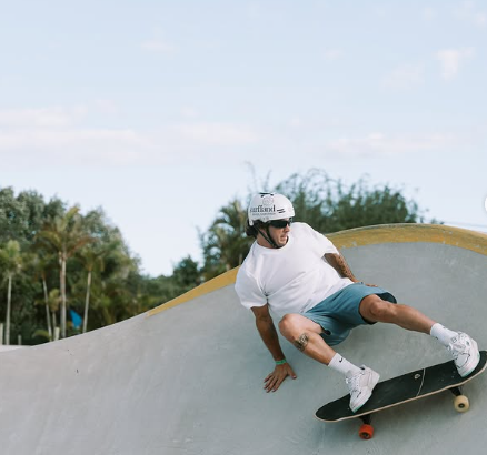 homem treinando surf com simulador de surf