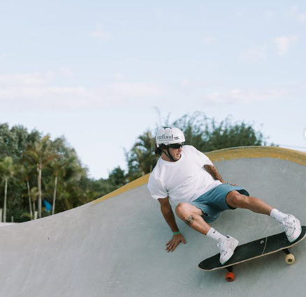 homem treinando surf com simulador de surf
