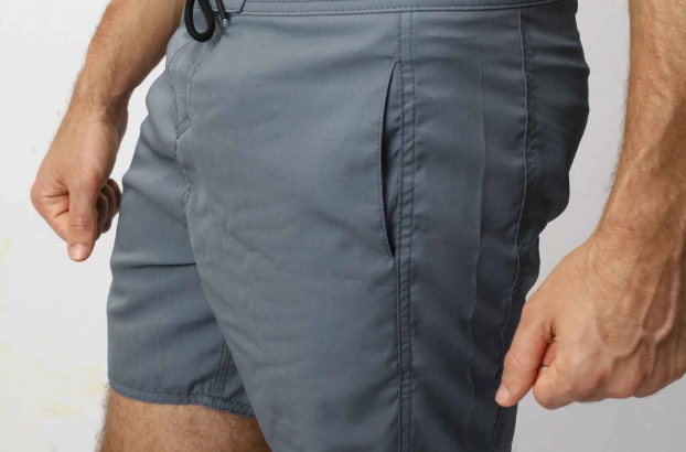 homem vestido com uma roupa de surf