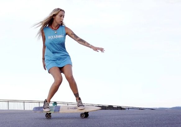 mulher em um longboard
