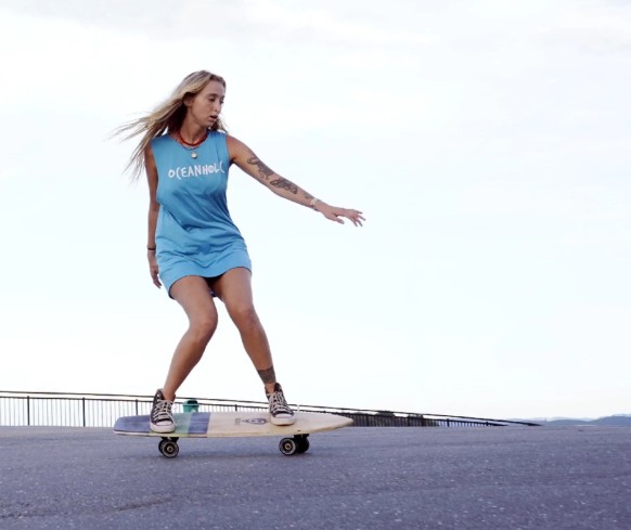 mulher em um longboard