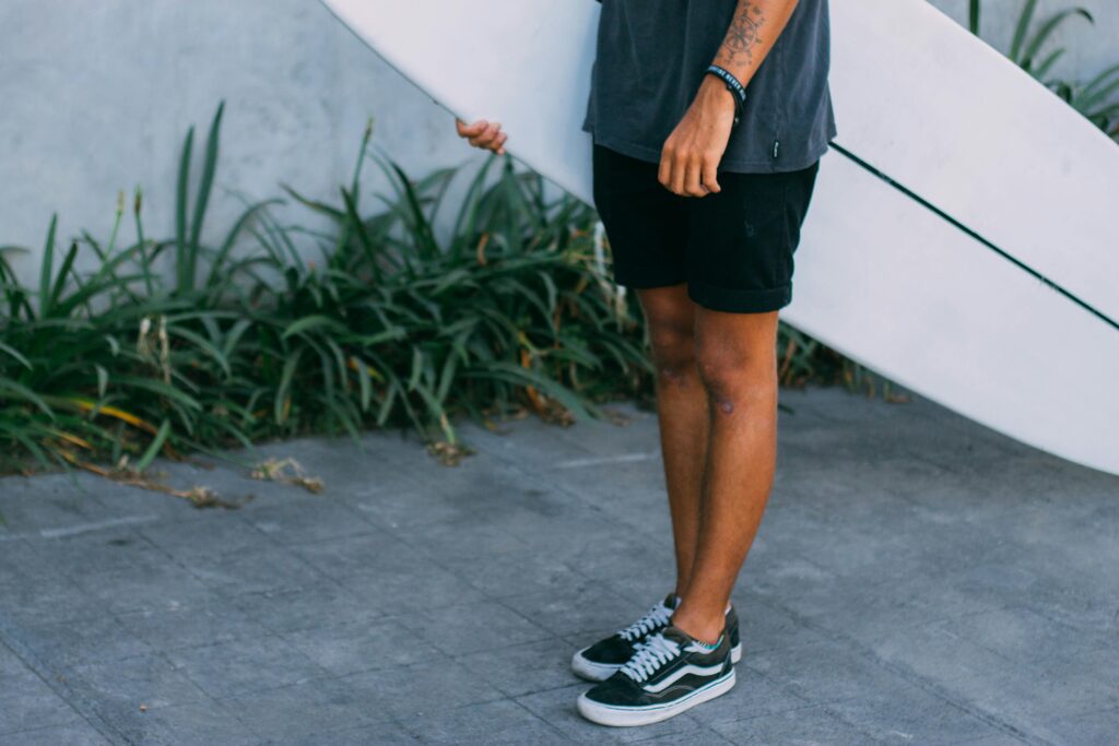 homem de calção de surf