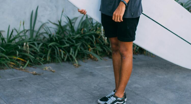 homem de calção de surf