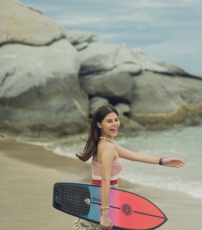 mulher fazendo surf