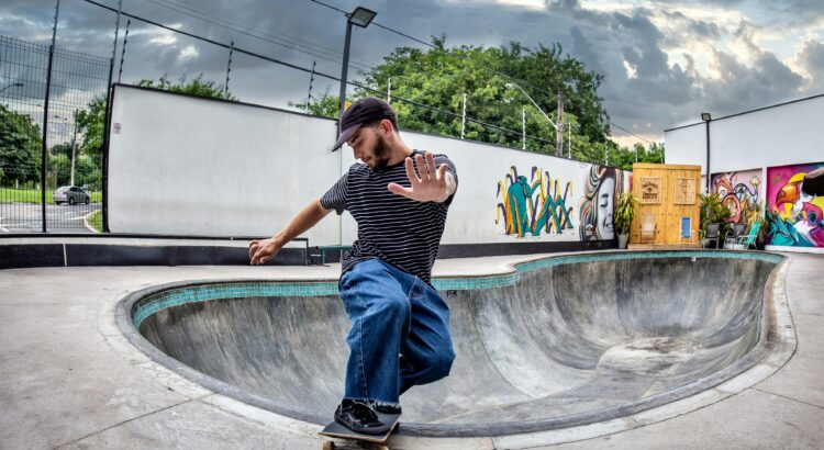 homem em pista de skate