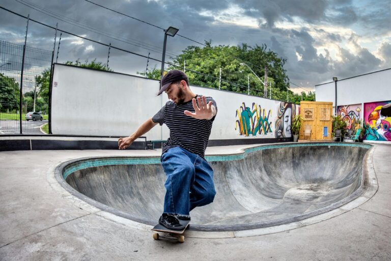 homem em pista de skate
