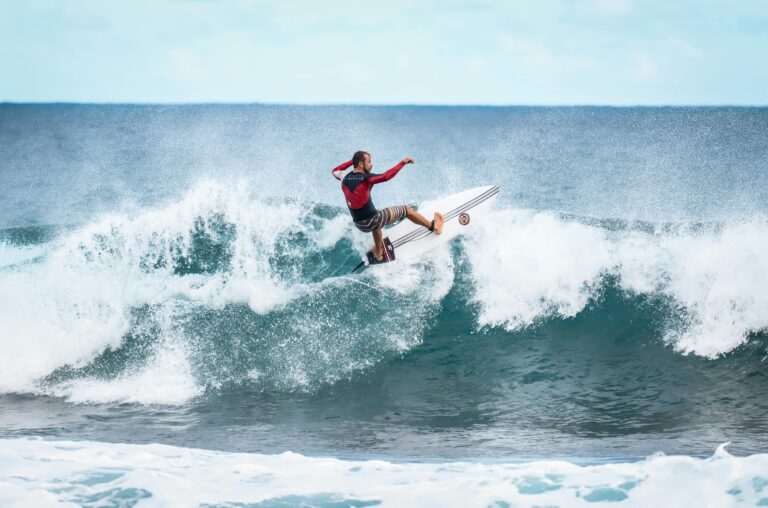 homem surfando