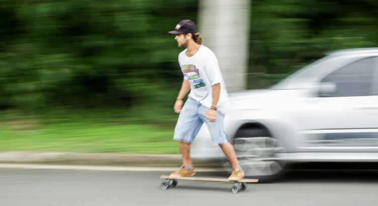 imagem retirada do banco de imagem gratuito: https://www.pexels.com/pt-br/foto/homem-jogando-longboard-na-estrada-792647/
