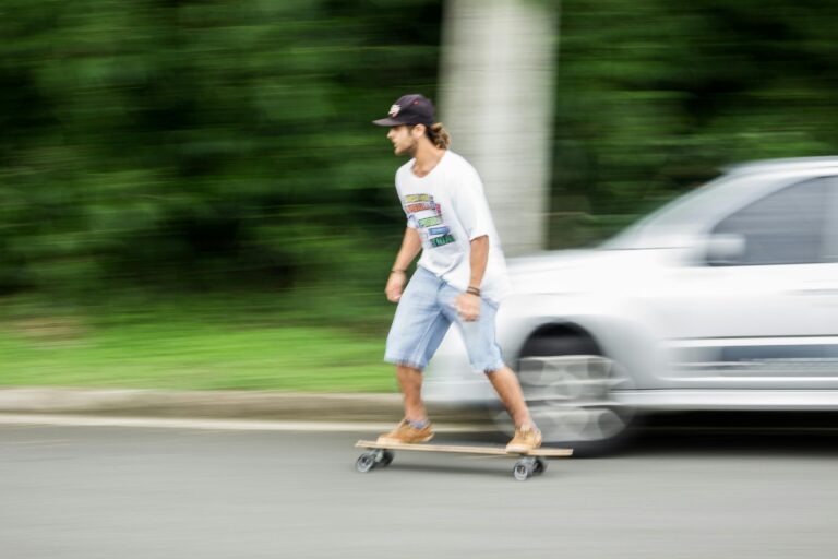 imagem retirada do banco de imagem gratuito: https://www.pexels.com/pt-br/foto/homem-jogando-longboard-na-estrada-792647/