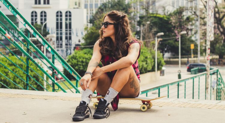 imagem retirada do banco de imagens gratuito: https://www.pexels.com/pt-br/foto/foto-de-mulher-sentada-no-skate-enquanto-olha-para-longe-2314407/