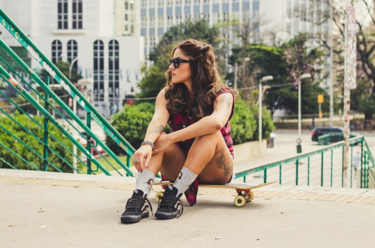 imagem retirada do banco de imagens gratuito: https://www.pexels.com/pt-br/foto/foto-de-mulher-sentada-no-skate-enquanto-olha-para-longe-2314407/