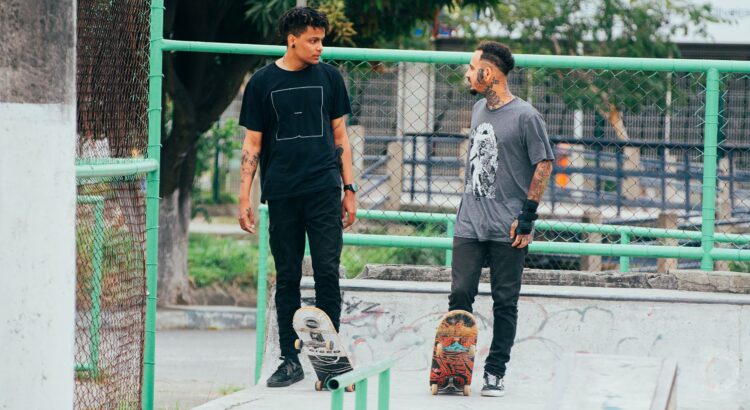 dois homens andando de skate