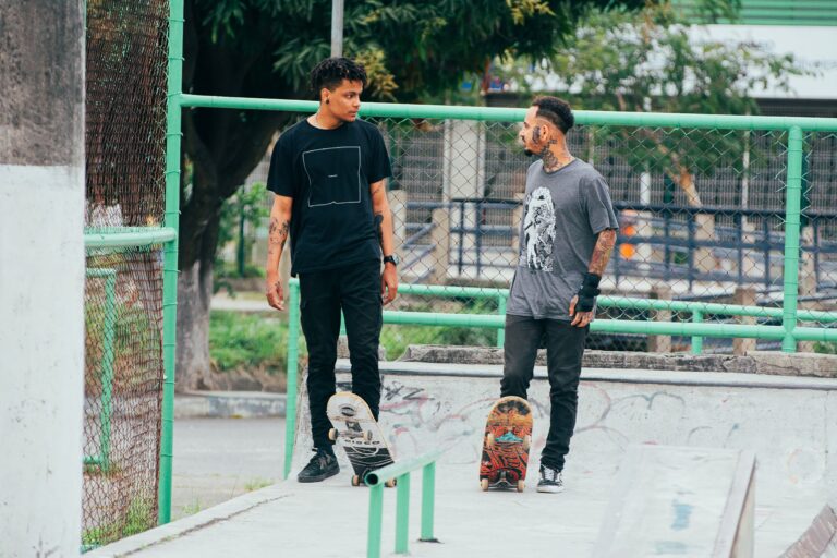 dois homens andando de skate